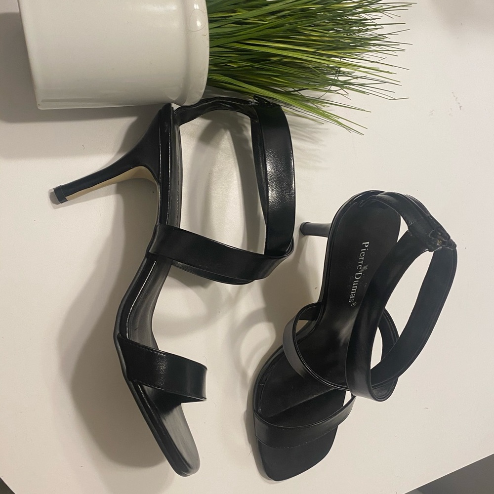 Black  low heels sandals with strap